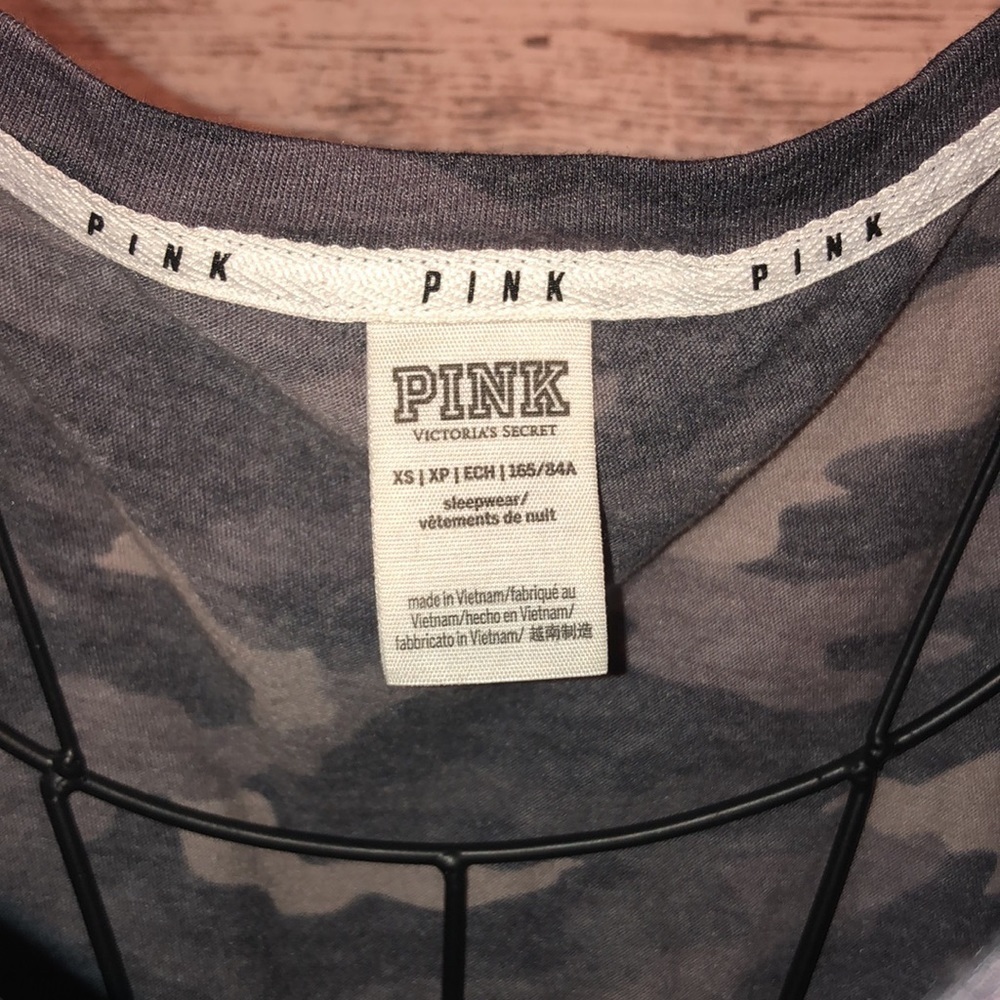 Pink Victoria’s Secret Camo v-neck shirt purple/gray Camo print XS oversized - Picture 4 of 5